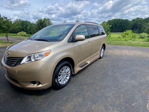 Used 2012 Toyota Sienna XLE FWD image 2