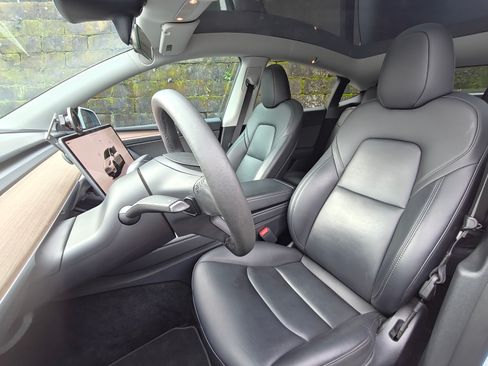 Used 2023 Tesla Model Y Performance image 10