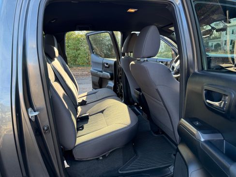 Used 2017 Toyota Tacoma TRD Off-Road w/ Tow Package (A/T) image 12