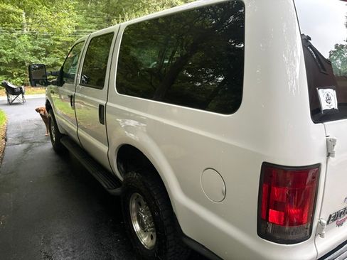 Used 2004 Ford Excursion XLT AWD/4WD image 2