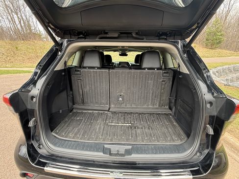 Used 2022 Toyota Highlander XLE AWD/4WD image 10