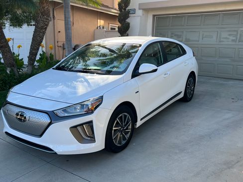 Used 2020 Hyundai Ioniq SE image 1