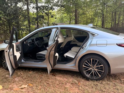 Used 2025 Lexus ES 300h w/ Premium Package image 8