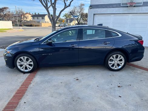 Used 2018 Chevrolet Malibu Premier w/ Driver Confidence Package image 2