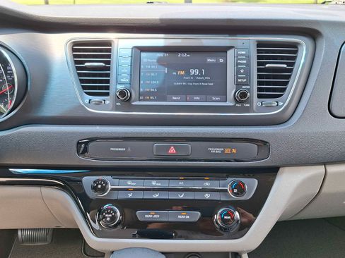 Used 2019 Kia Sedona LX image 12