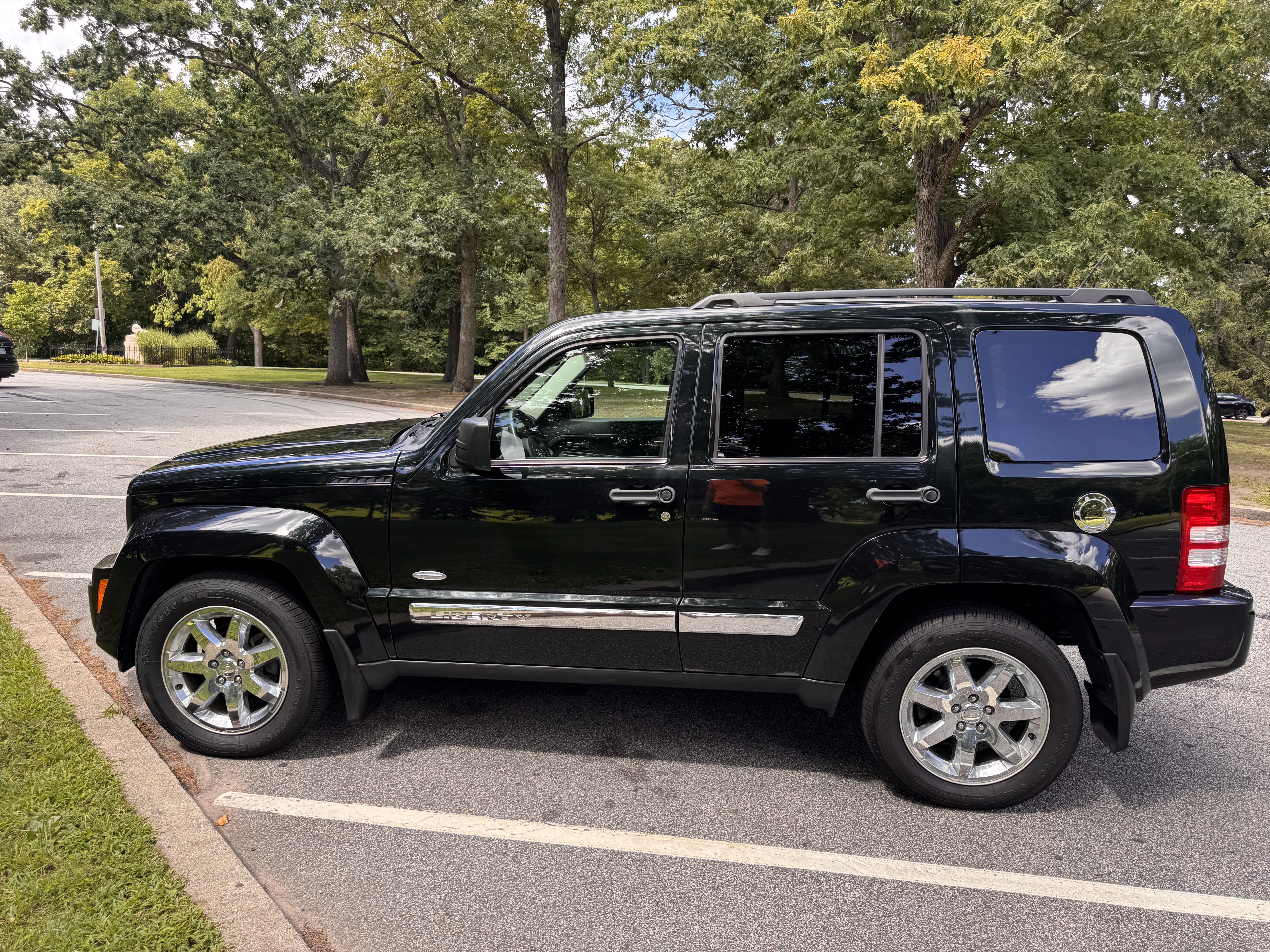 Used 2012 Jeep Liberty Sport AWD/4WD image 2