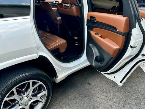 Used 2021 Jeep Grand Cherokee Overland AWD/4WD image 12