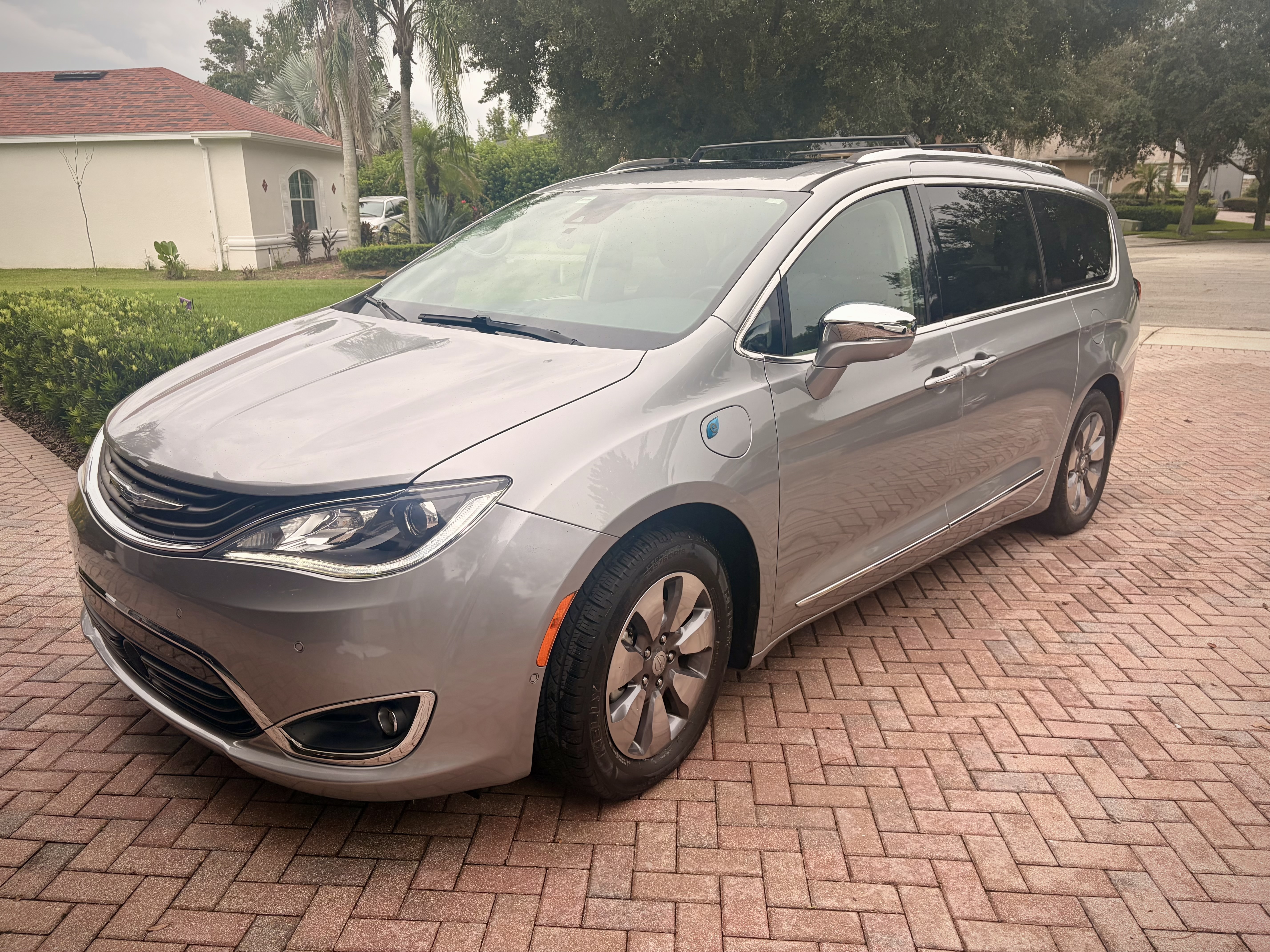 Used 2018 Chrysler Pacifica Limited w/ Advanced Safetytec Group FWD image 1