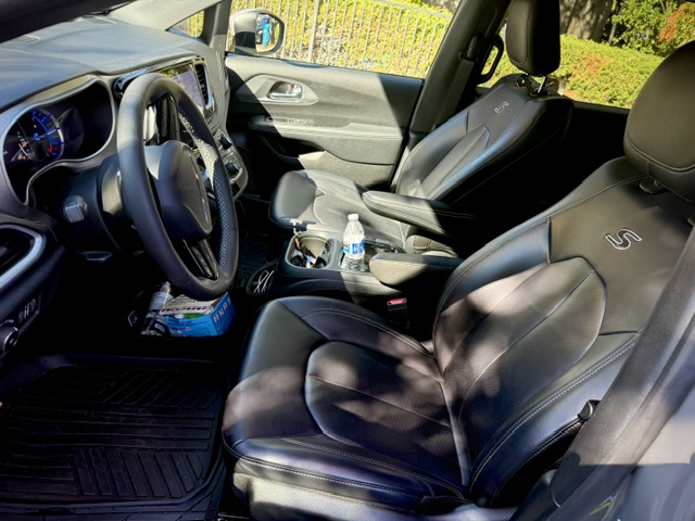 Used 2023 Chrysler Pacifica Touring-L w/ S Appearance Package FWD image 4