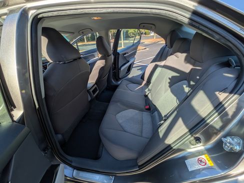 Used 2018 Toyota Camry LE image 4