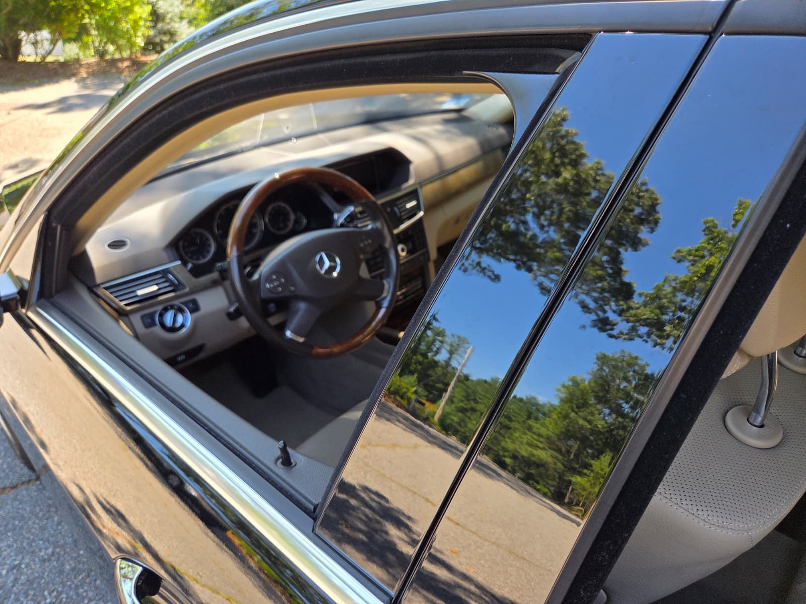 Used 2011 Mercedes-Benz E 550 4MATIC Sedan image 14