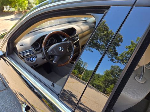 Used 2011 Mercedes-Benz E 550 4MATIC Sedan image 14