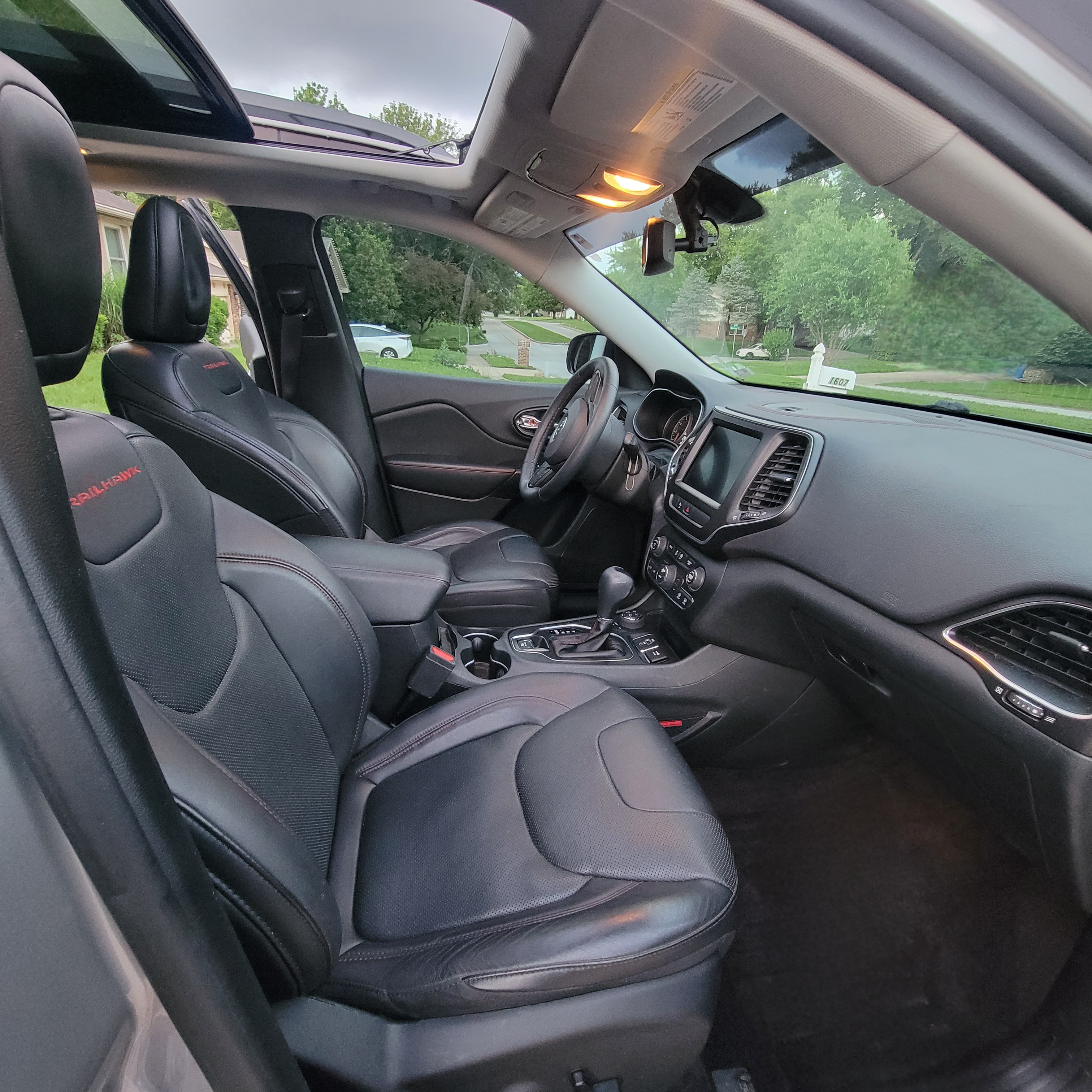 Used 2019 Jeep Cherokee Trailhawk AWD/4WD image 10
