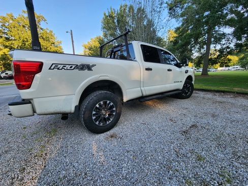 Used 2017 Nissan Titan PRO-4X w/ Pro-4x Convenience Package AWD/4WD image 4