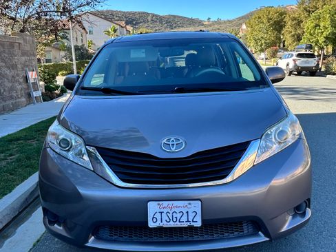 Used 2011 Toyota Sienna LE w/ Towing Pkg FWD image 1