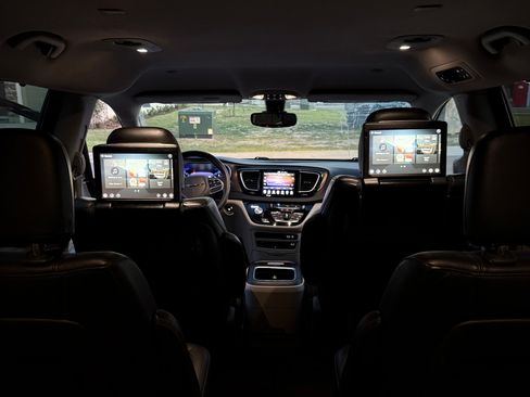 Used 2017 Chrysler Pacifica Touring-L Plus w/ Tire & Wheel Group image 8