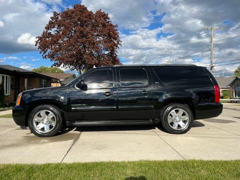 Used 2013 GMC Yukon XL SLT w/ SLT-2 Equipment Package image 5