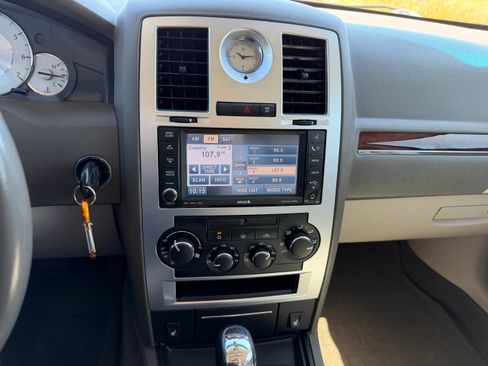 Used 2009 Chrysler 300 Limited image 12