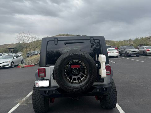 Used 2015 Jeep Wrangler Unlimited Rubicon w/ Connectivity Group image 8