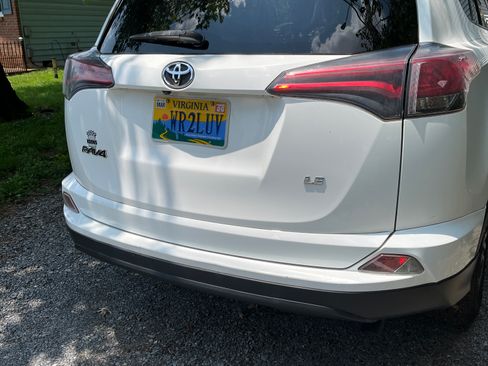 Used 2017 Toyota RAV4 LE image 4