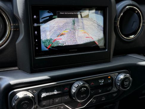 Used 2023 Jeep Gladiator Overland AWD/4WD image 17