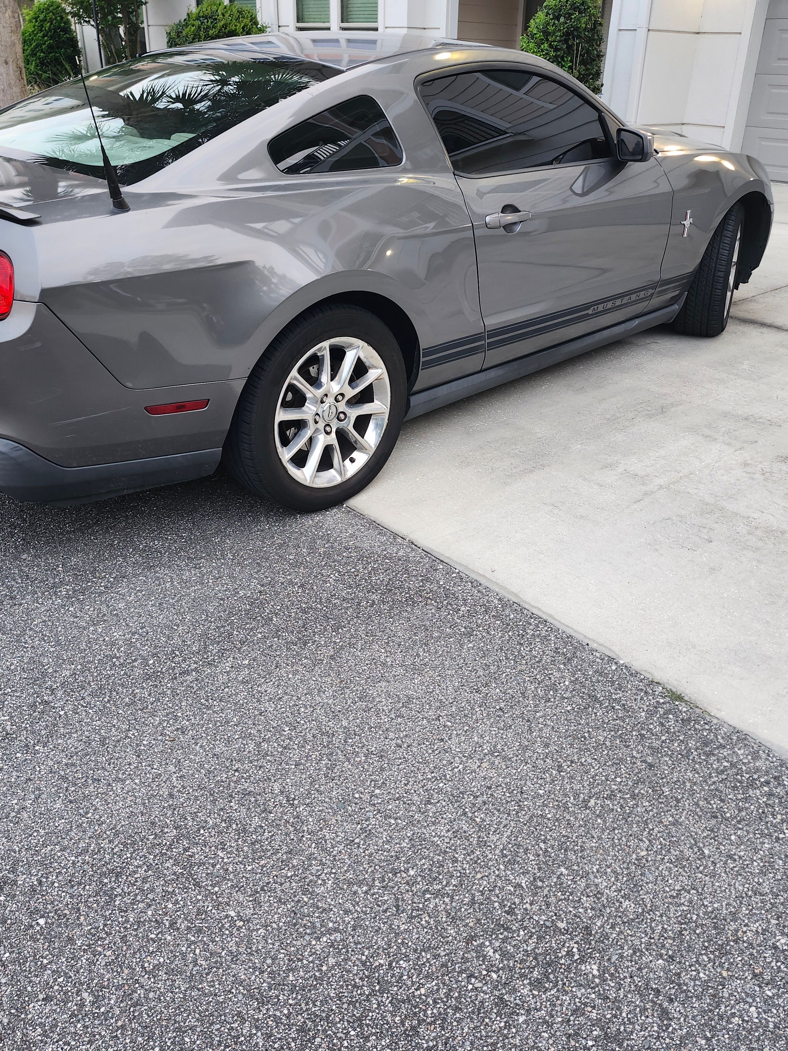 Used 2010 Ford Mustang Premium RWD image 2