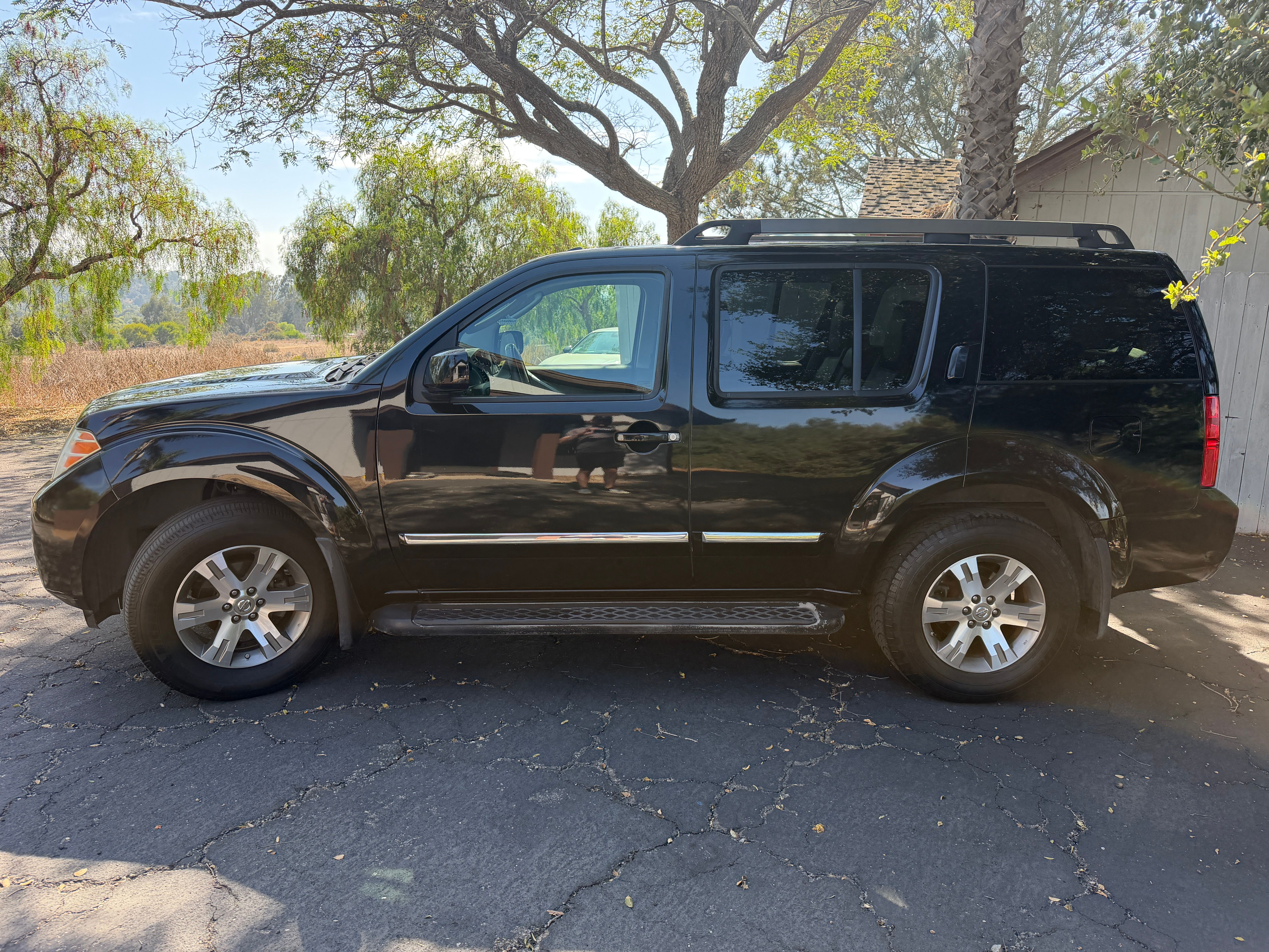 Used 2012 Nissan Pathfinder Silver RWD image 2