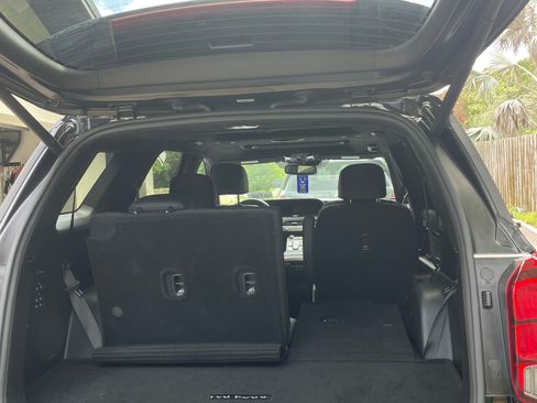 Used 2021 Hyundai Palisade Calligraphy image 2