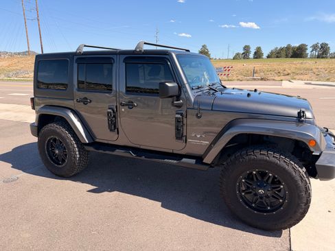 Used 2018 Jeep Wrangler Unlimited Sahara AWD/4WD image 2