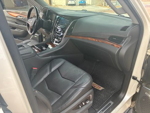 Used 2015 Cadillac Escalade Luxury image 20