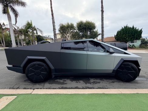 Used 2024 Tesla Cybertruck AWD Crew Cab image 1