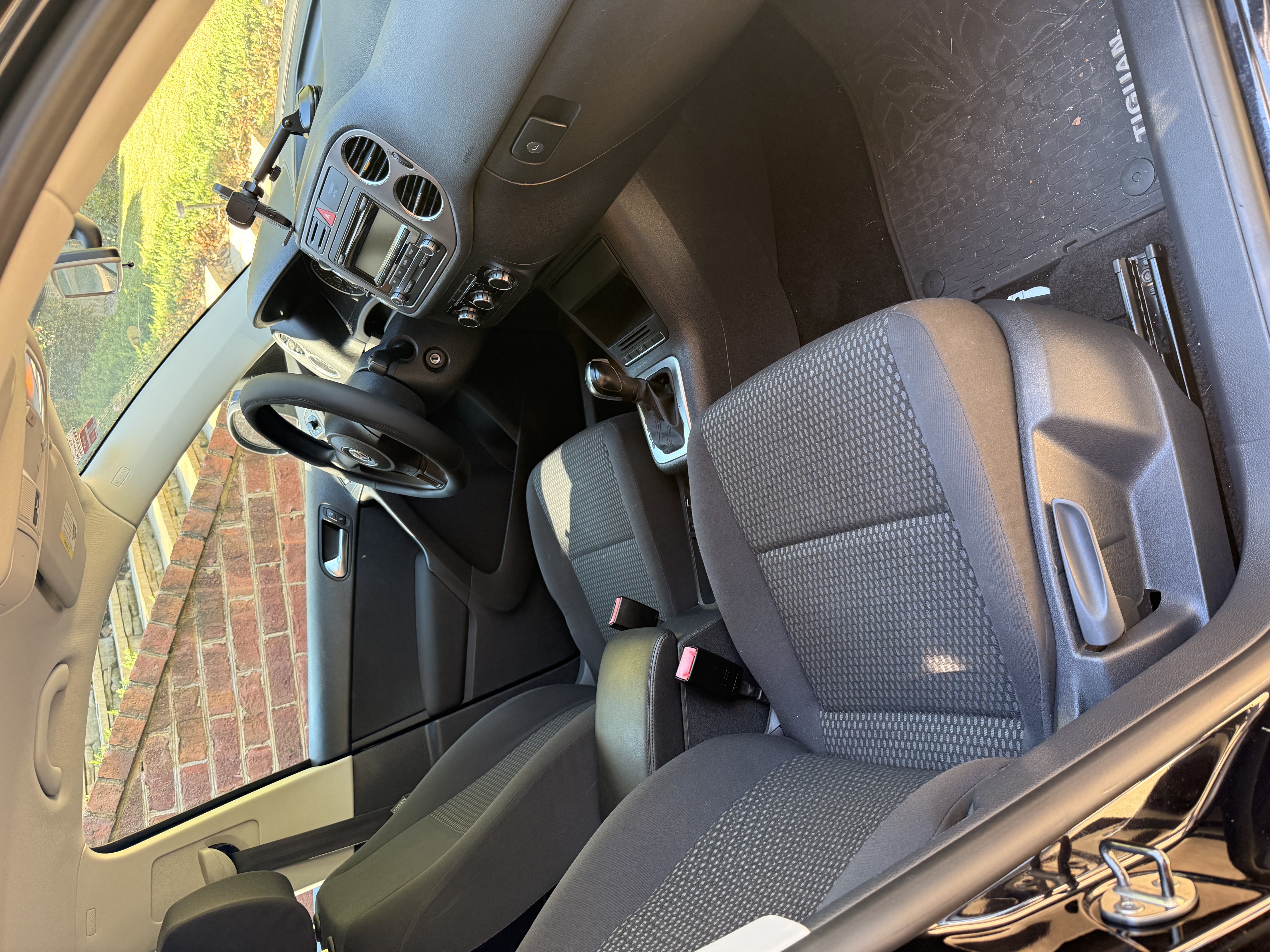 Used 2011 Volkswagen Tiguan S FWD image 9