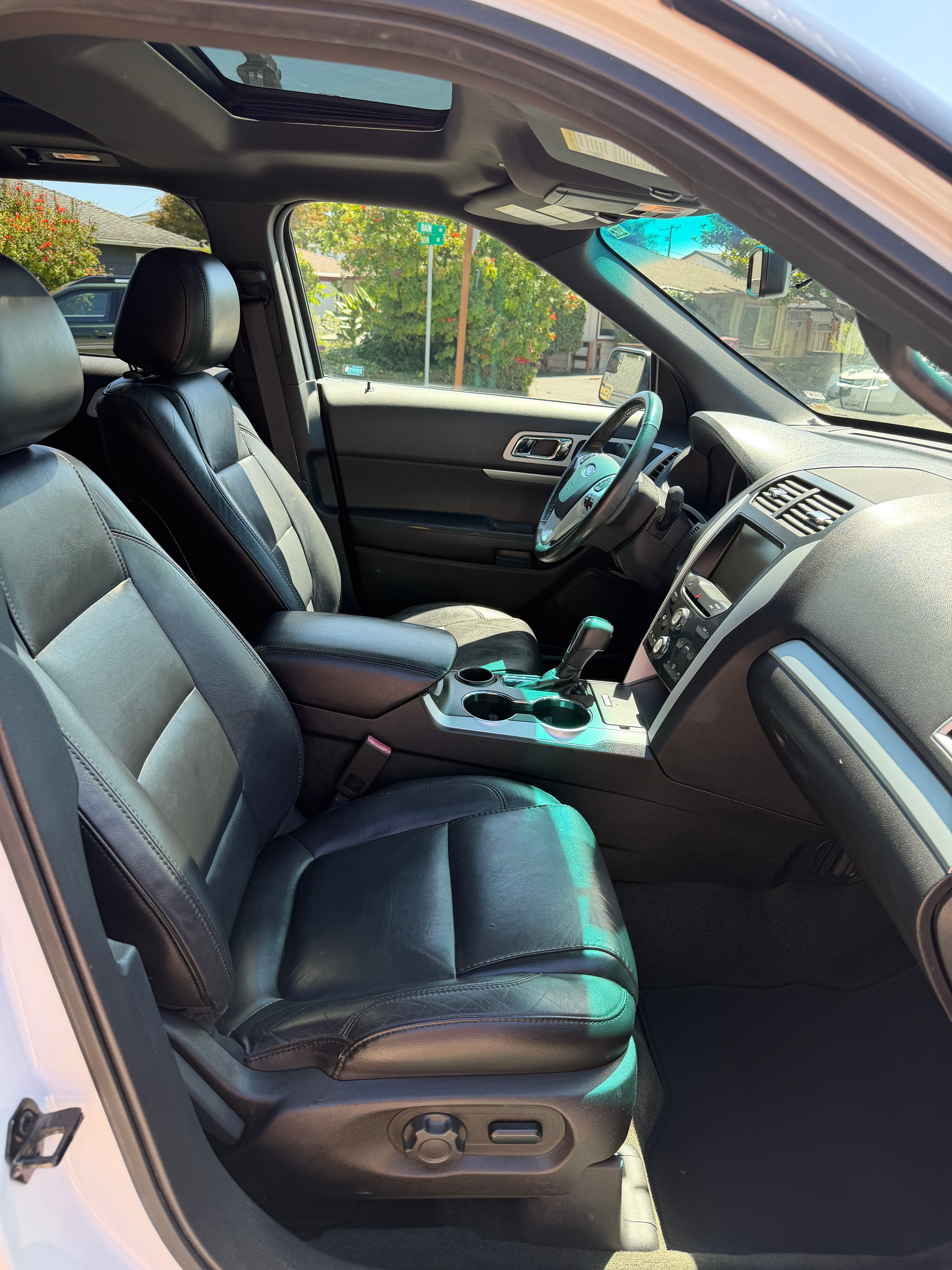 Used 2015 Ford Explorer XLT w/ Equipment Group 202A FWD image 6