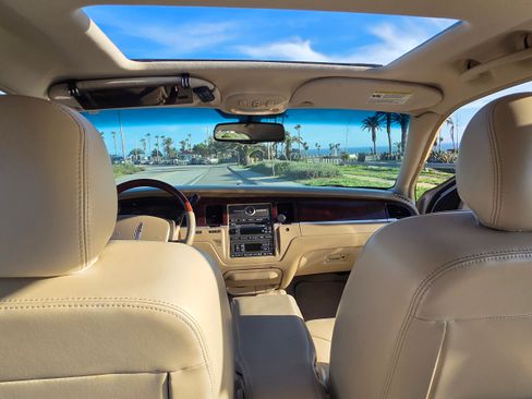Used 2007 Lincoln Town Car Signature Limited image 17