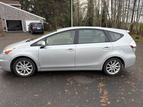 Used 2012 Toyota Prius V Five image 4