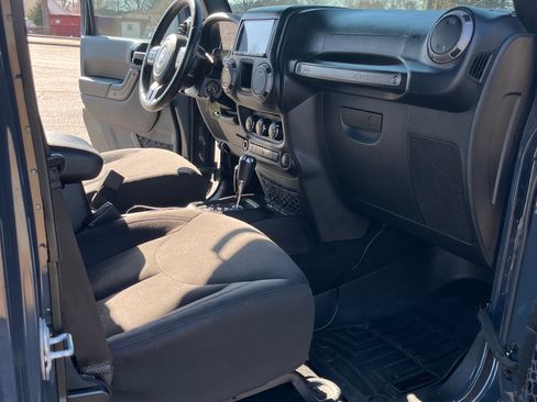 Used 2017 Jeep Wrangler Unlimited Sport w/ Connectivity Group AWD/4WD image 6