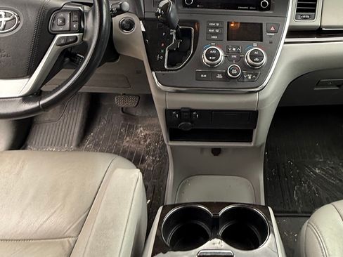 Used 2019 Toyota Sienna XLE w/ XLE Navigation Package FWD image 9