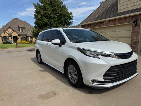 Used 2022 Toyota Sienna XLE FWD image 4