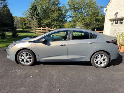 Used 2017 Chevrolet Volt Premier w/ Driver Confidence II Package FWD image 1