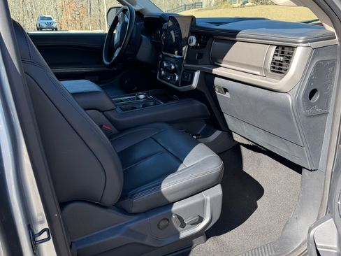Used 2023 Ford Expedition XLT image 6