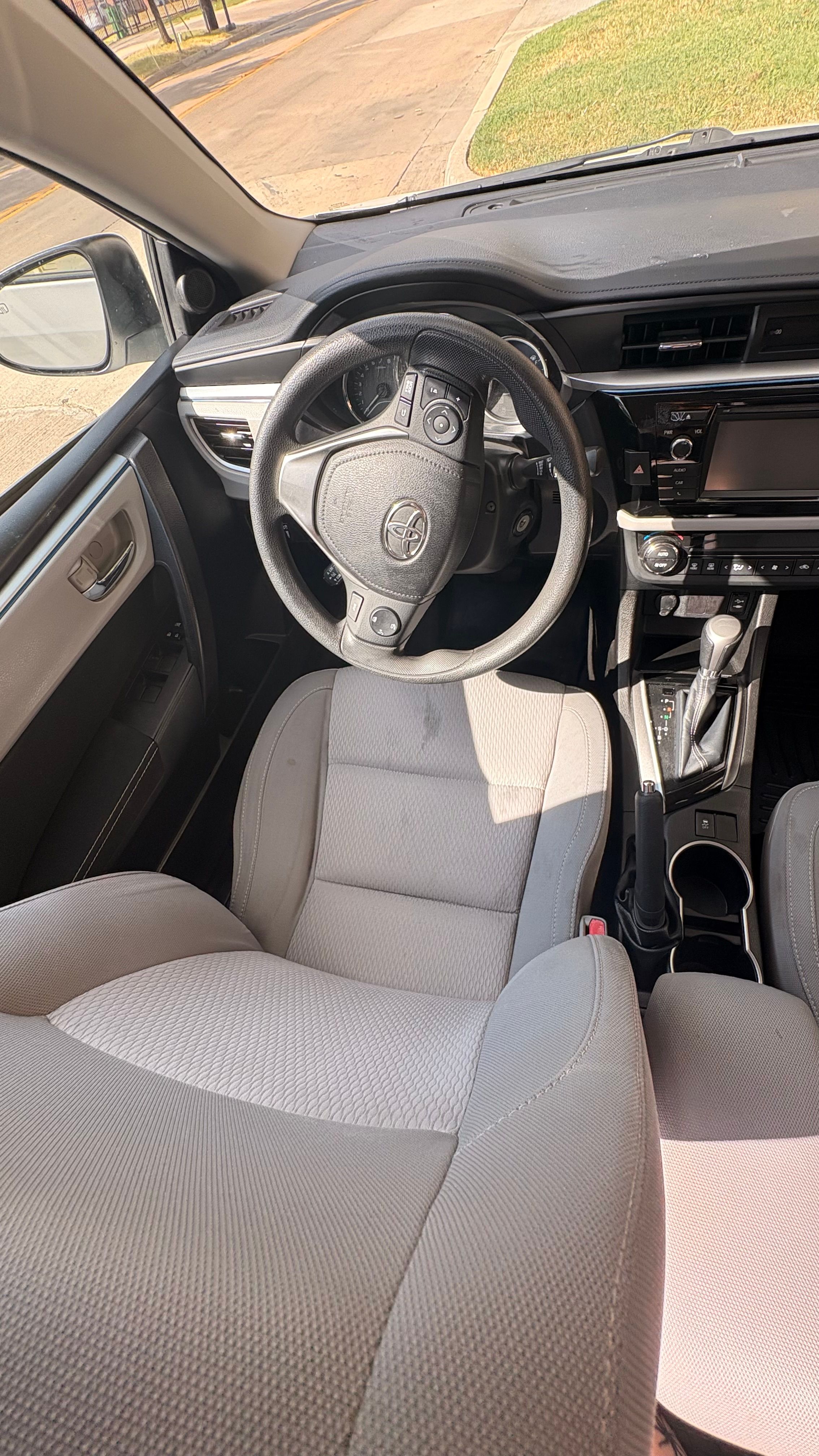 Used 2015 Toyota Corolla LE FWD image 19