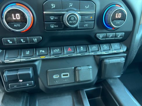 Used 2022 Chevrolet Silverado 2500 High Country w/ Technology Package AWD/4WD image 12