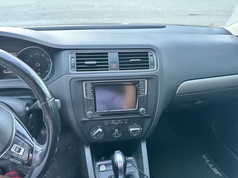 Used 2017 Volkswagen Jetta SE image 10