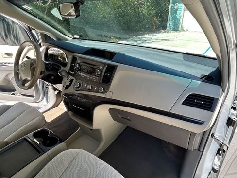 Used 2011 Toyota Sienna LE image 8
