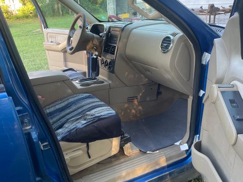 Used 2010 Ford Explorer XLT RWD image 4