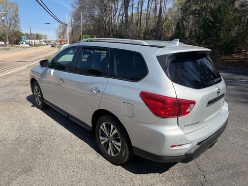 Used 2019 Nissan Pathfinder SL AWD/4WD image 2