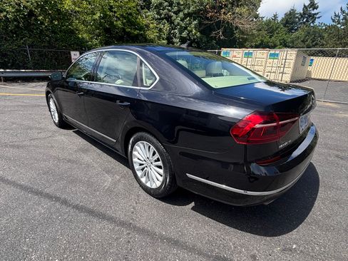 Used 2017 Volkswagen Passat 1.8T SE FWD image 5