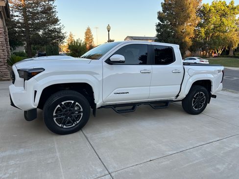 Used 2024 Toyota Tacoma TRD Sport w/ TRD Sport Upgrade Package RWD image 1