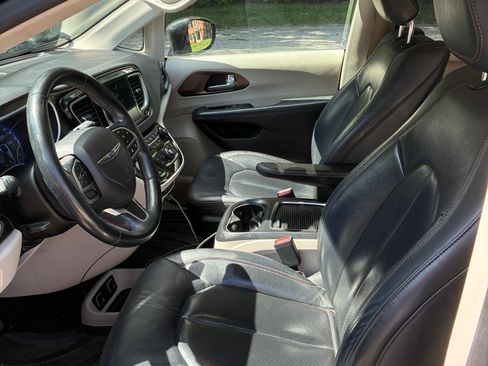 Used 2018 Chrysler Pacifica Touring-L Plus w/ Advanced Safetytec Group FWD image 12