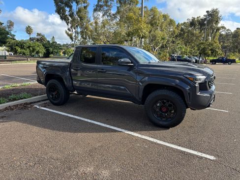 Used 2025 Toyota Tacoma TRD Sport image 5